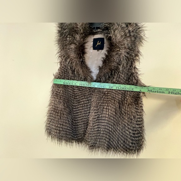 Jack Faux Fur Vest - Picture 2 of 11